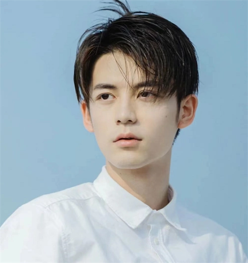 四六微分心形刘海,绅士儒雅的男生刘海发型,简单自然好打理.