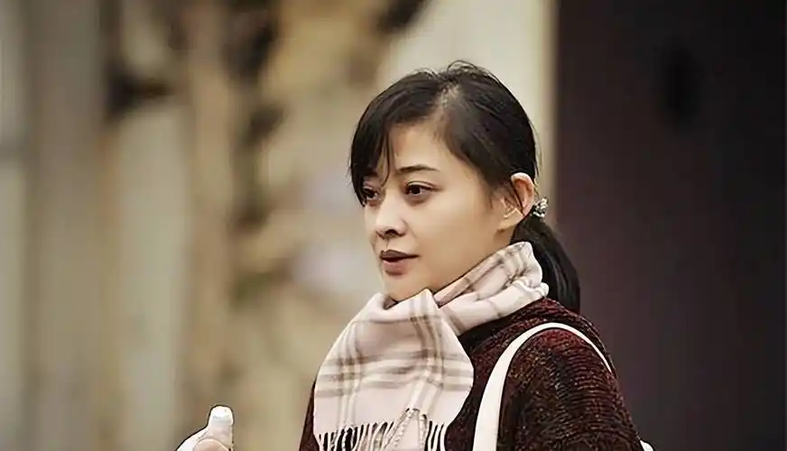 47岁梅婷素颜吊打网红浓妆五官大气眼神温柔黑眼圈凸出