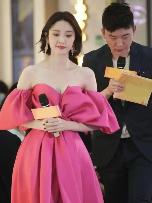 唐艺昕生娃后更丰满穿抹胸裙骨感显身材张若昀真的捡到宝了