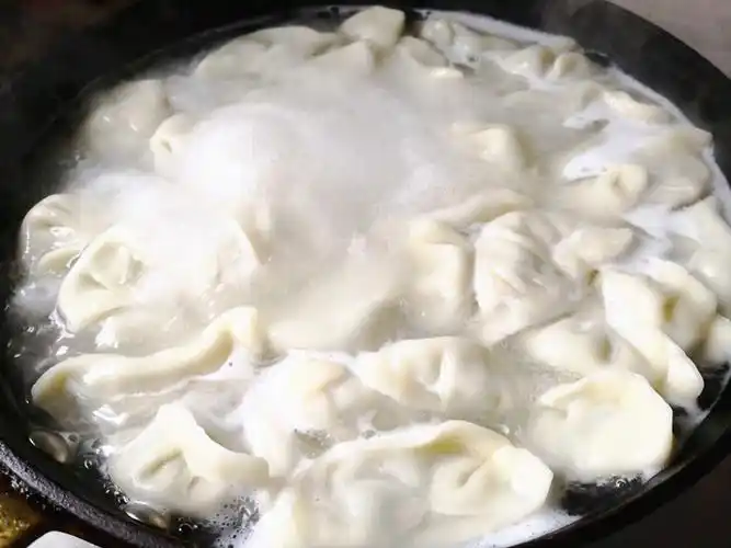 吃的时候将饺子盛入碗里,再加一勺饺子汤,加入一勺陈醋,一勺辣椒油,一