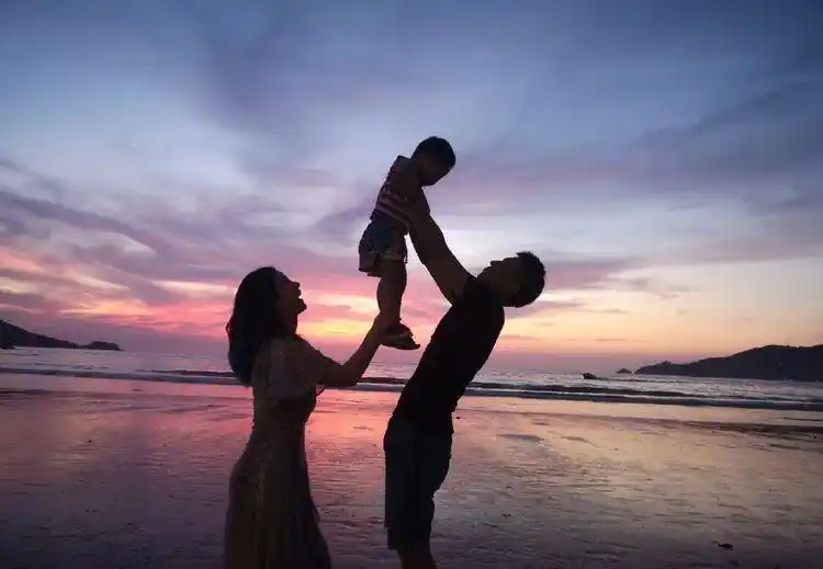 王雷李小萌两岁儿子首次曝光正脸,一家三口机场举高高画面温馨