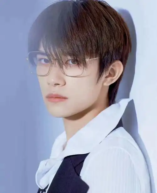 易烊千玺之后才是证件照该有的样子