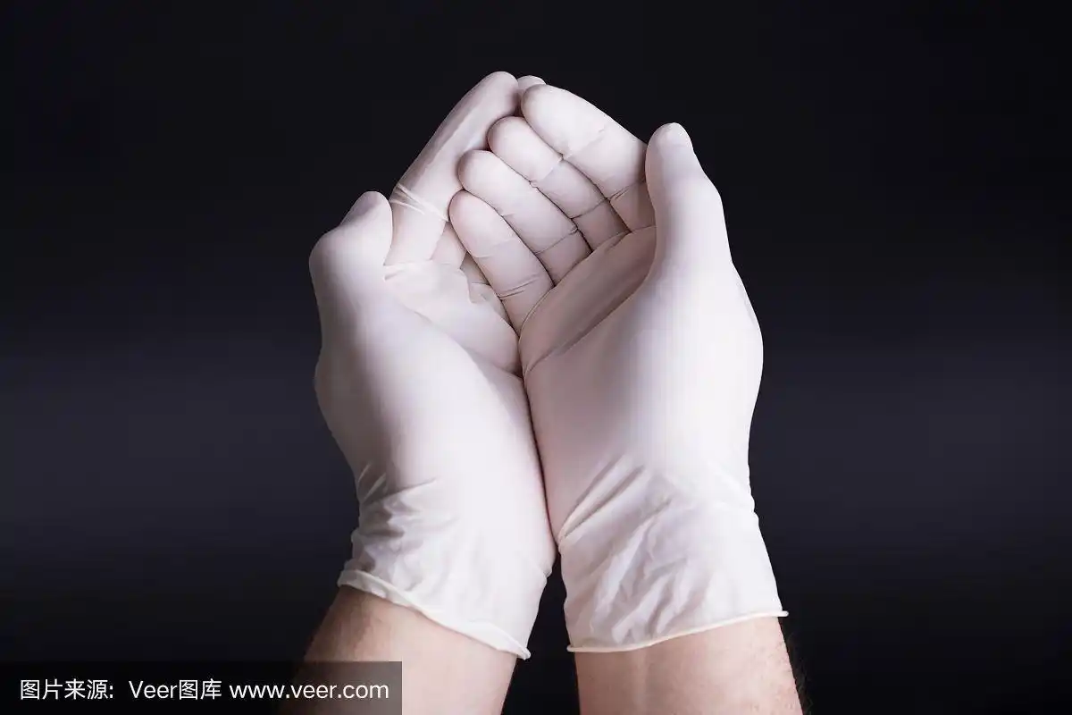 男性手戴乳胶手套