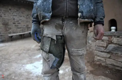 一起干活,常常弄得头上,身上都是泥土,甚至天天穿着破衣服烂裤子在