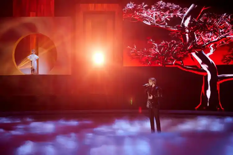 蔡徐坤国风改编版《默片》舞台惊艳全场 上演视听与艺术盛宴_内地