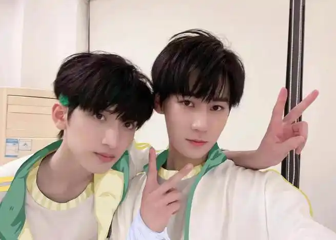 张真源晒合照祝严浩翔生日快乐