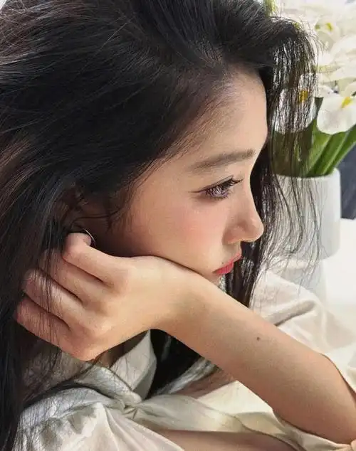 近日,关晓彤在个人社交账号上晒出了一组夏日随拍照片,引起了广大粉丝