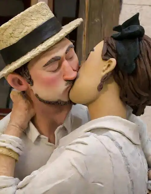 张歆艺袁弘晒结婚8周年合照 华晨宇等好友到场庆祝