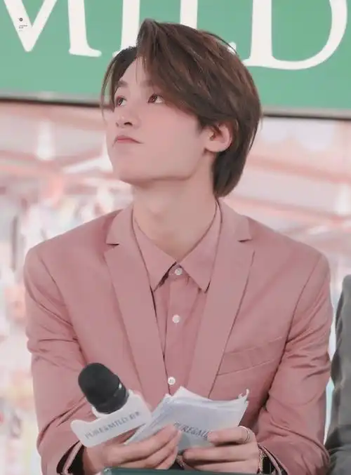 黄明昊粉色外套