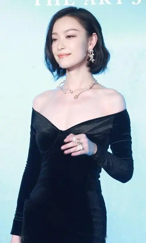 星装:倪妮现身活动红毯,一袭大v黑色丝绒长裙简约大气