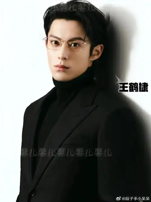 男明星戴金丝眼镜    谁戳中了你的心巴