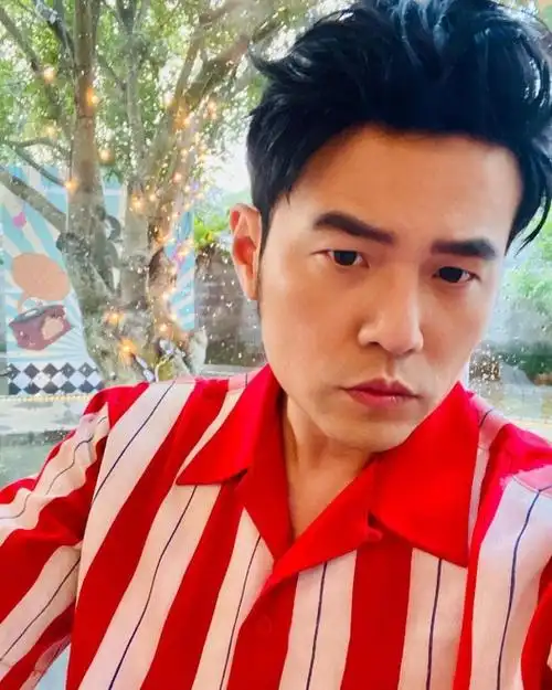 周杰伦最新自拍装扮复古手拿饮料凹造型笑容痞帅