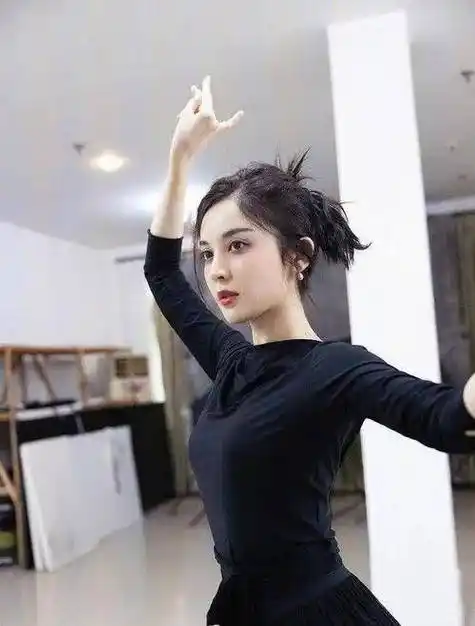 古力娜扎跳古典舞旧照曝光,穿纱裙扎马尾,舞姿曼妙赏心悦目_舞蹈_照片