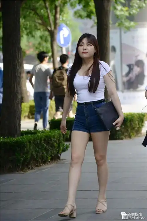 高腰修身牛仔短裤,搭配粗高跟凉鞋,微胖身材搭配出精致美