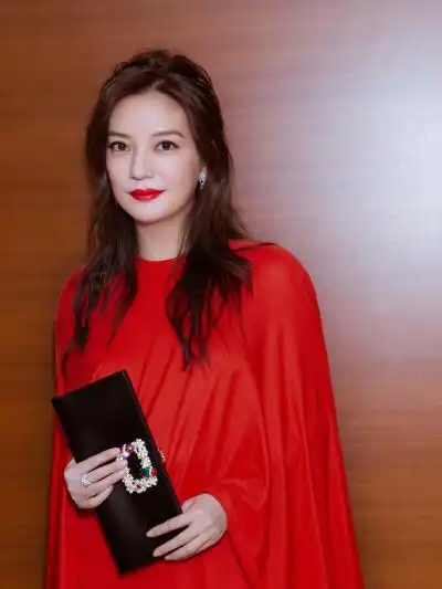 东京国际电影节评委赵薇#@赵薇 身着@stella-mccartney 红色长裙料噜