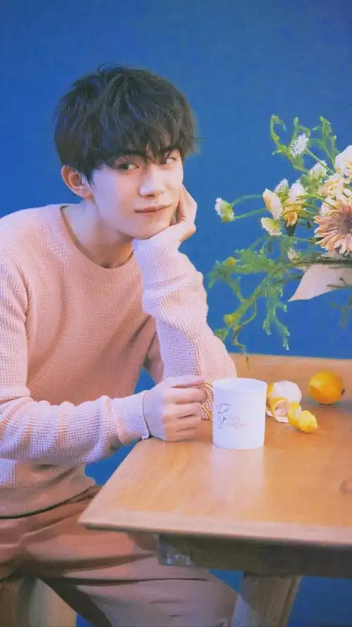 易烊千玺粉色手链是自己串的