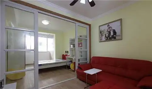 客厅隔卧室案例图