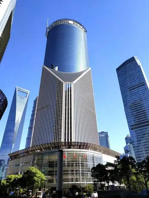 新颖,由古老的铸币(布币)而抽象出的形态,象征着中国金融的历史和未来