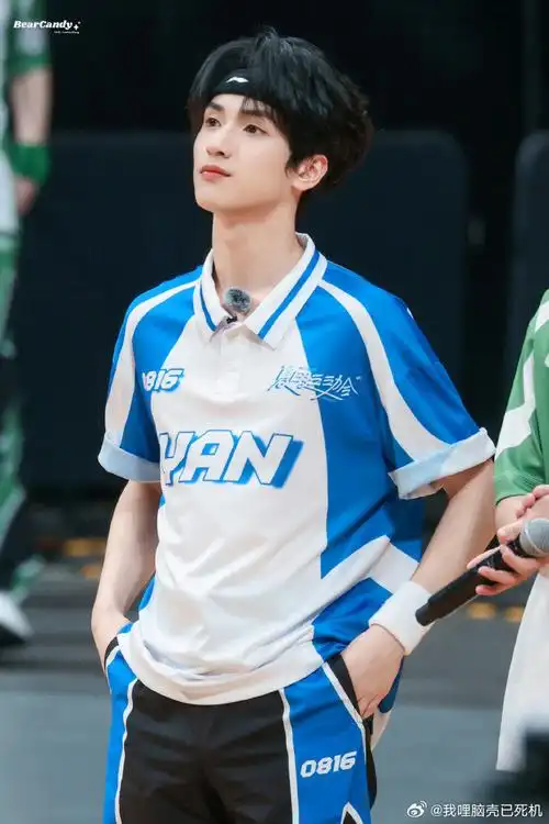 严浩翔射箭神图##严浩翔出场即高光