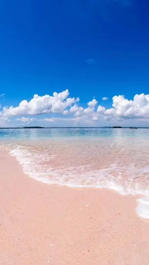 海边,有一座美丽的小城,白色的墙上面镶嵌着蓝色的屋顶,大门的两旁还