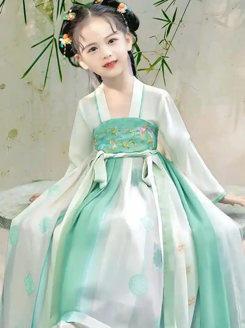 女童汉服套装.这款女童汉服裙,不仅有经典的领型设计,简约大方 - 抖音