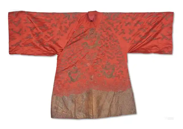 *5686 清 红地平金绣汉式女龙袍