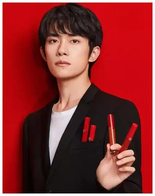 易烊千玺阿玛尼大片曝光,有谁注意他拿唇釉的手势?不愧是大佬