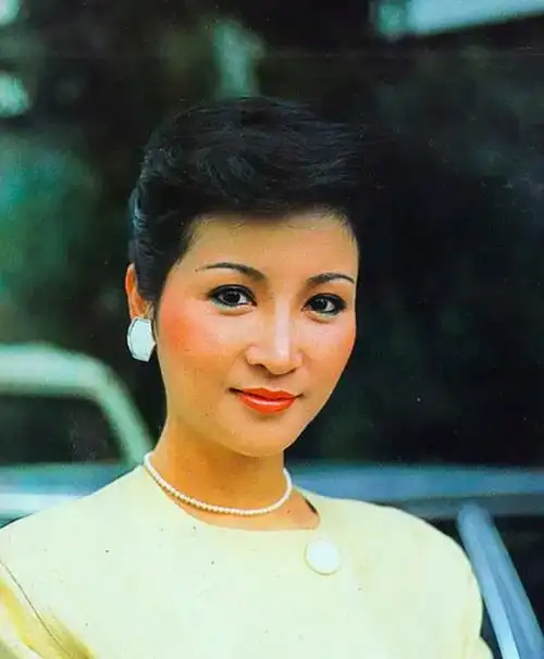 美人狄波拉:前夫是谢贤,儿子是谢霆锋,如今70岁婚姻幸福