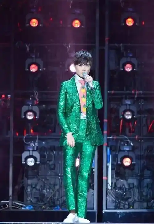 "无价之姐"李宇春:遭周杰伦嫌弃,被说男女同体,却成时尚顶流_倪妮