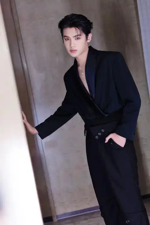 黄明昊真空西装舞台