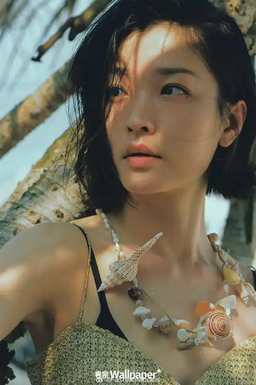 超模,演员#杜鹃#登上《wallpaper*卷宗》三月刊封面,杂志特别选择了一