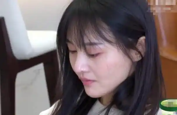 郑爽美国陪爸爸逛商场,穿短裤秀纤细漫画腿,手握2.3亿亲自带娃