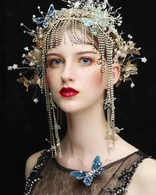 戴蝴蝶珠宝头饰的欧洲女孩