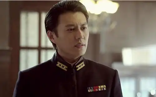 靳东这几年拍了不少高质量电视剧,他凭借电视剧《伪装者》中的沉稳