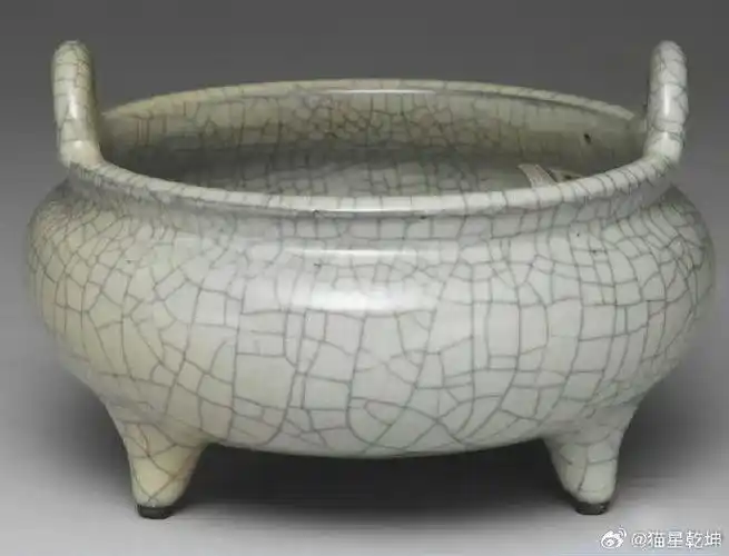 总结:元代的哥窑青瓷双耳三足炉二作为台北故宫博物院的重要藏品,不仅