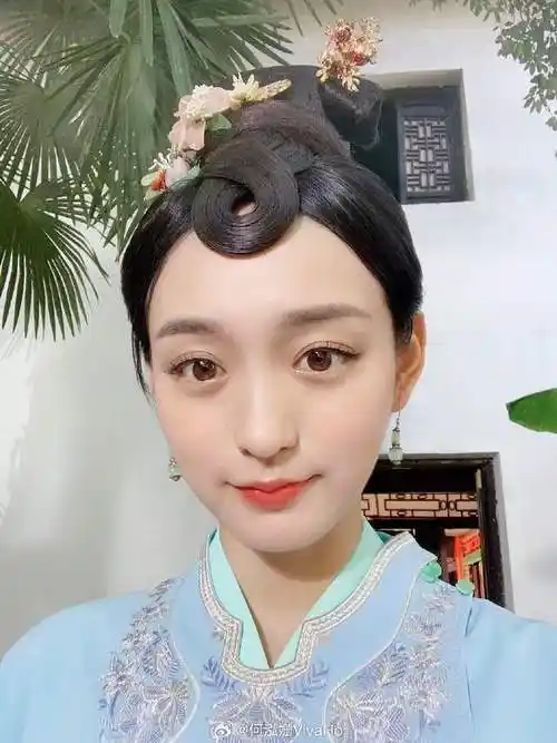 何泓姗8字发财刘海,"小赵丽颖"穿黑色抹胸裙也是个甜美的大美人啊