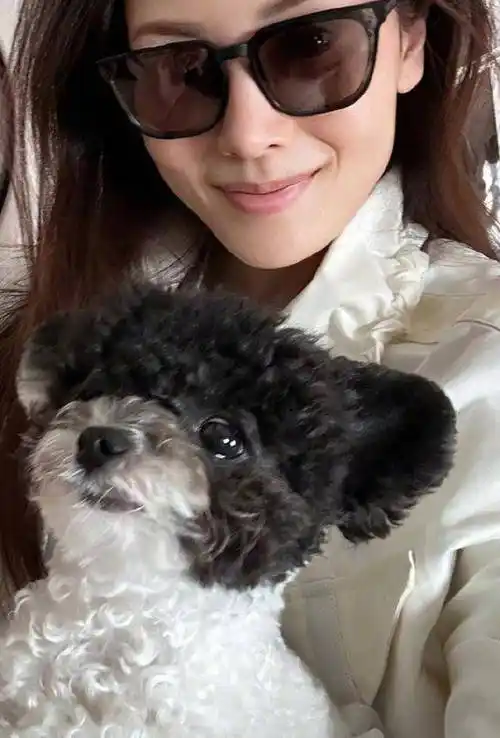 原创53岁李嘉欣伦敦被偶遇,鼻梁力挺生图惊为天人,儿子颜值太可惜!