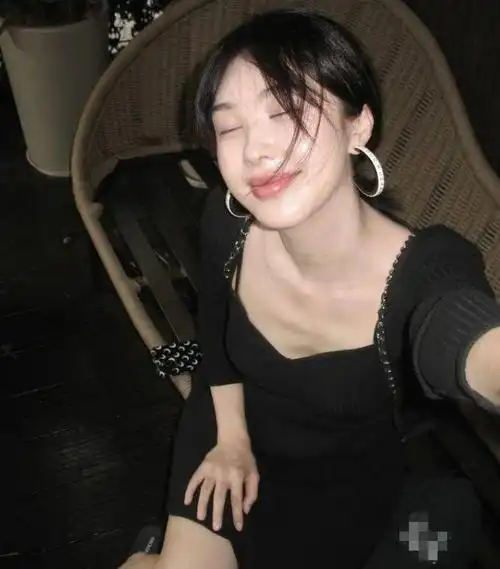 黄晓明前女友生图罕见曝光面部肿胀香肠嘴网友baby完胜