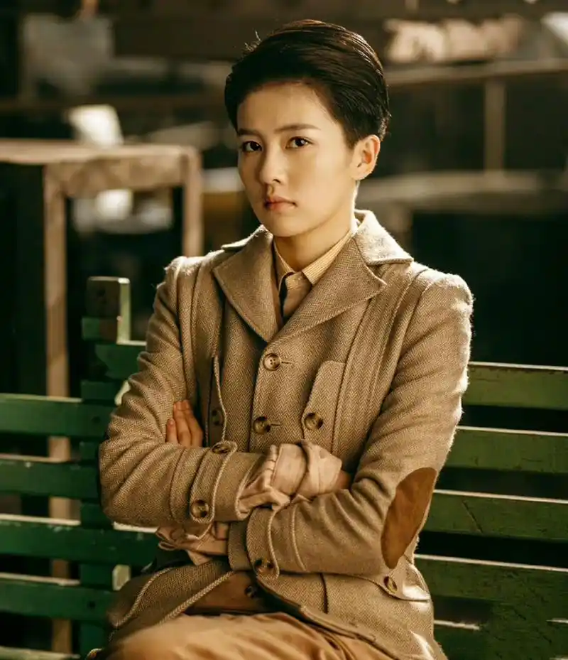 女扮男装的白鹿还挺帅的