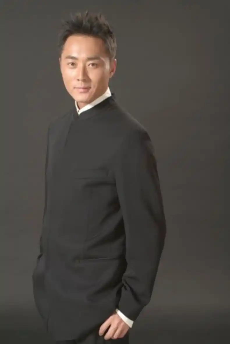 他将反派演成偶像,事业却一路走低,如今在电视剧中打酱油