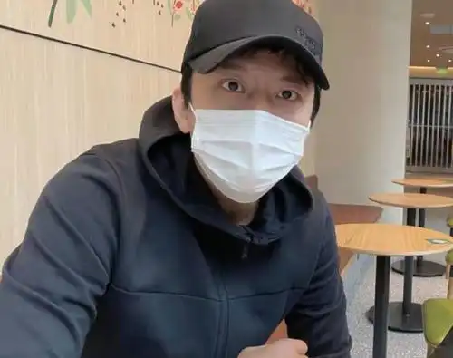 邓超大方秀恩爱!孙俪戴口罩素颜出镜美貌挡不住,新发色时尚爆棚