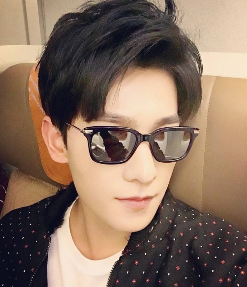 杨洋"墨镜杀",尽显帅气,酷酷气质挡不住,网友:气质满分