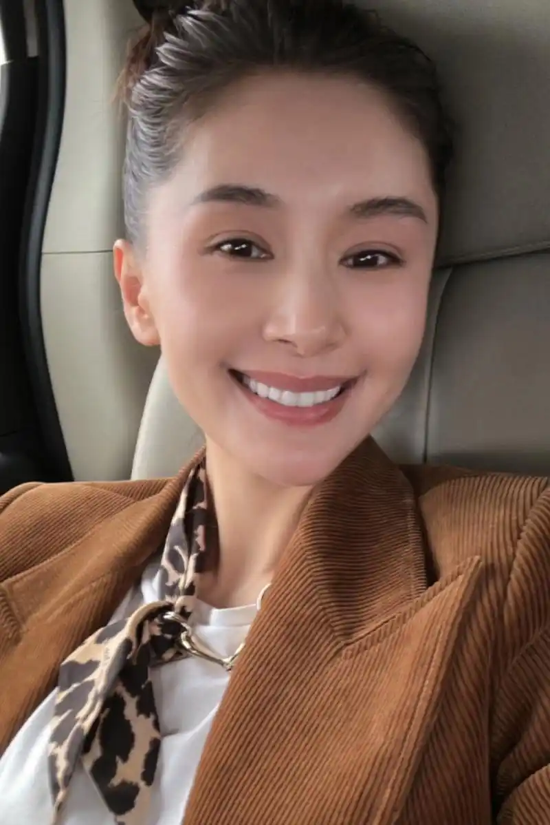 王子文晒自拍好霸气,穿着高跟鞋踩在凳子上凹造型,气质有点拽.