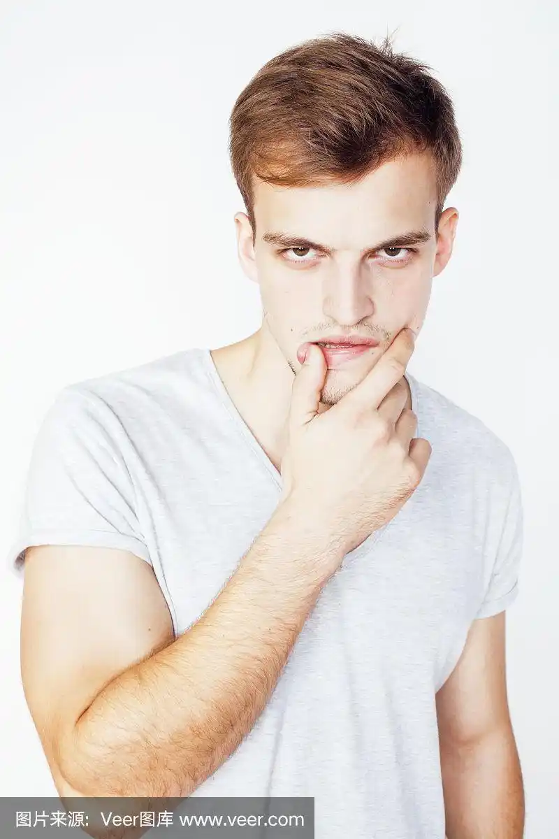 年轻帅气的男子在白色背景上打手势,指指点点,摆姿势动情