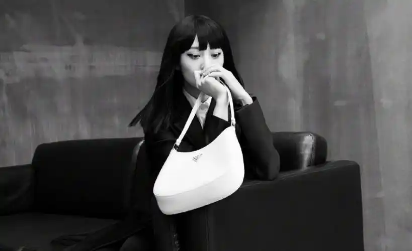 郑爽一身黑色西装太飒了,酷酷的爽姐