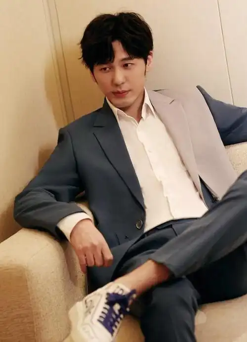 回顾父亲亿万财产母亲是演员他却跑龙套14年33岁成实力派