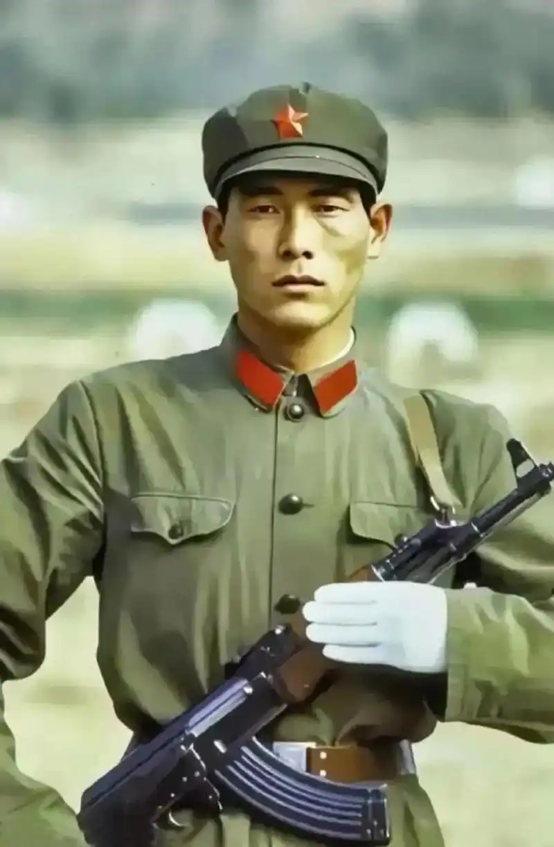 照片中的这名战士身穿"六五式"军装,身姿挺拔如松,手中紧握钢枪,英姿