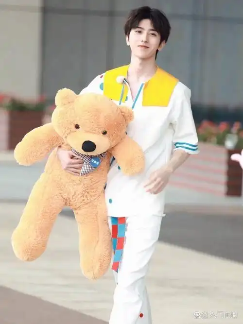 蔡徐坤撑伞和拿玫瑰这两张真的帅到炸裂 仿佛要去求婚的路上 不是粉丝