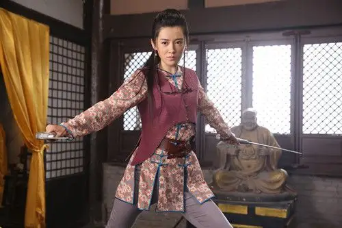 石安妮《夺宝传奇》热播正能量侠女为爱牺牲