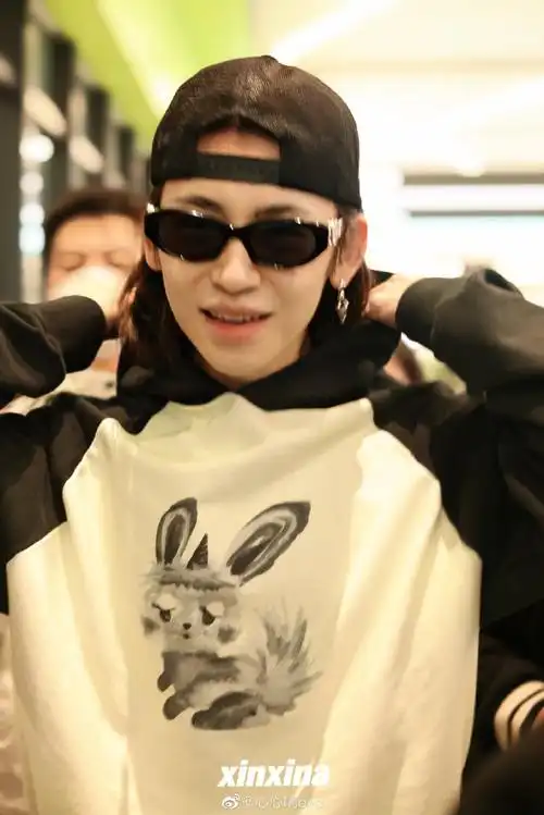 小鬼手拿应援棒和粉丝比心